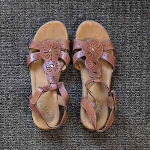 Natural Soul Chestnut Sandals